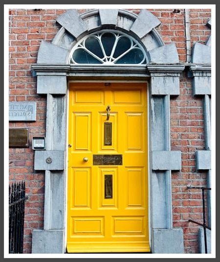 درب ورودی زرد رنگ
