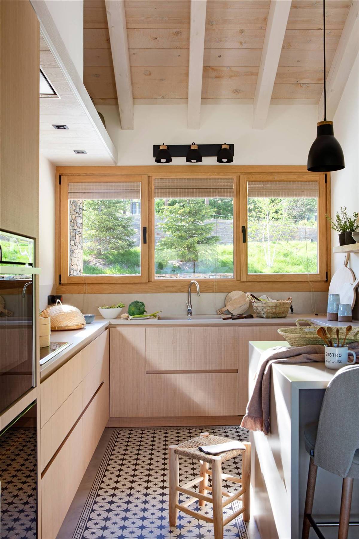 آشپزخانه با کابینت چوبی مدرن